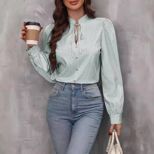camisa feminina listrada com decote v e botões.